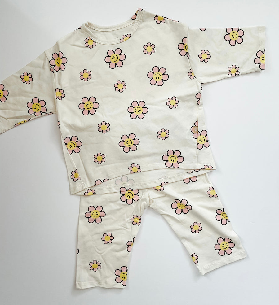 Smile Daisy Loungewear